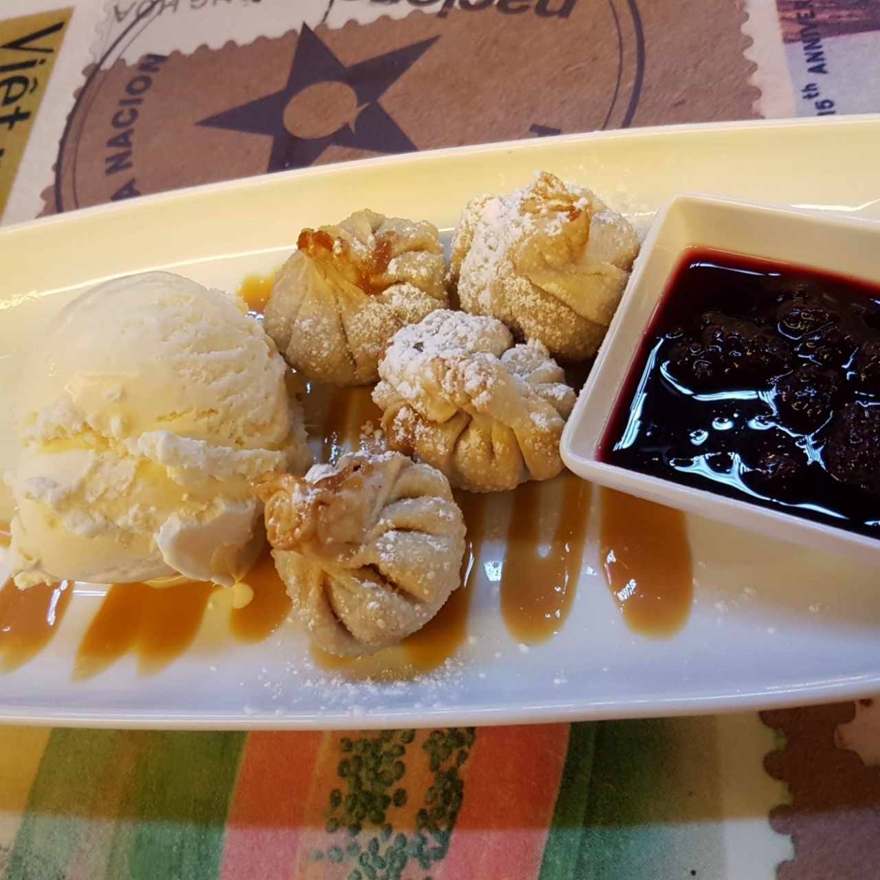 Wontons de queso y dulce de leche con helado