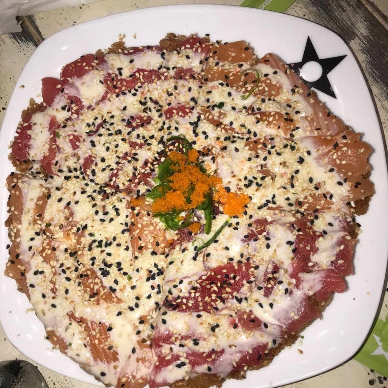 Sushi pizza de salmón