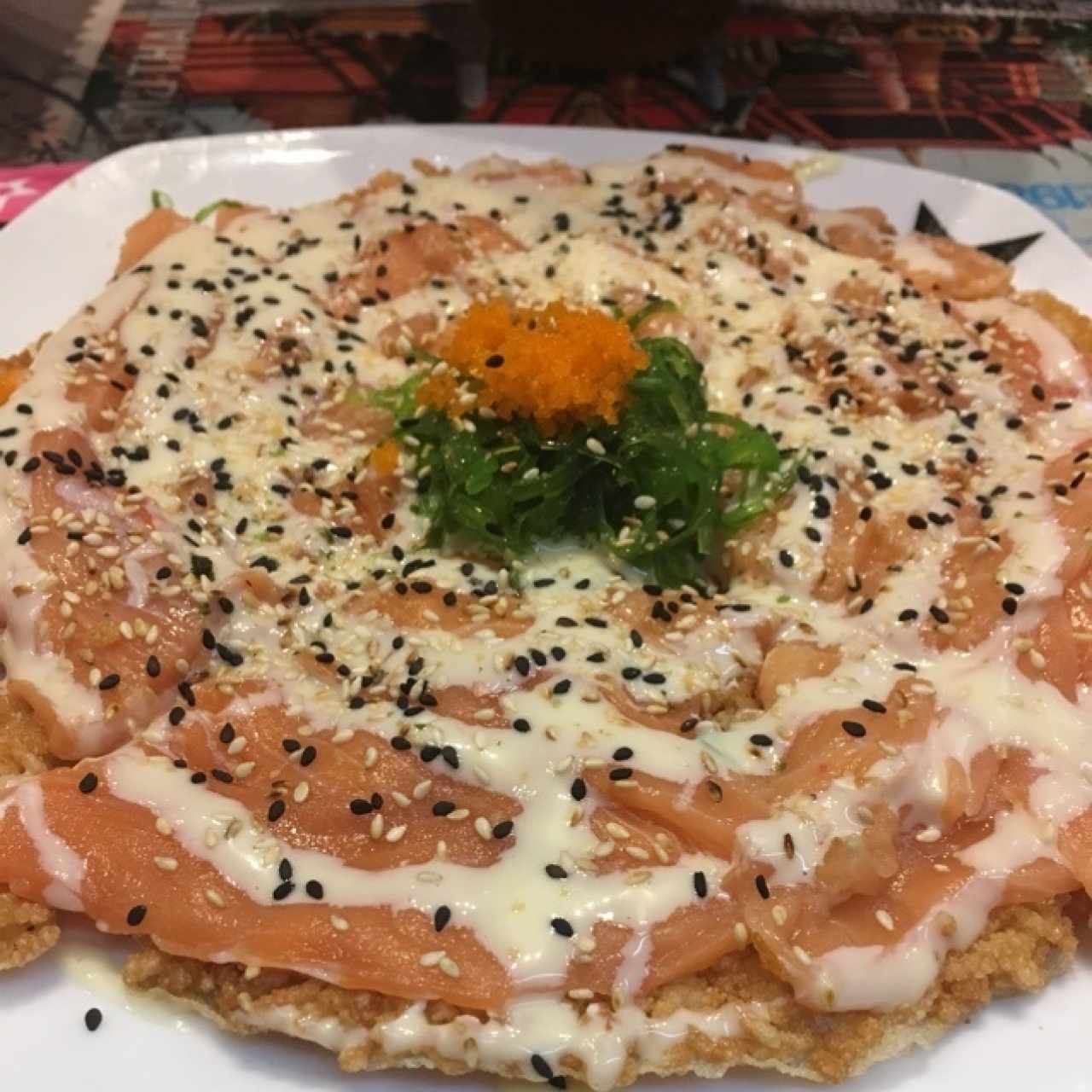 Sushi pizza de salmón