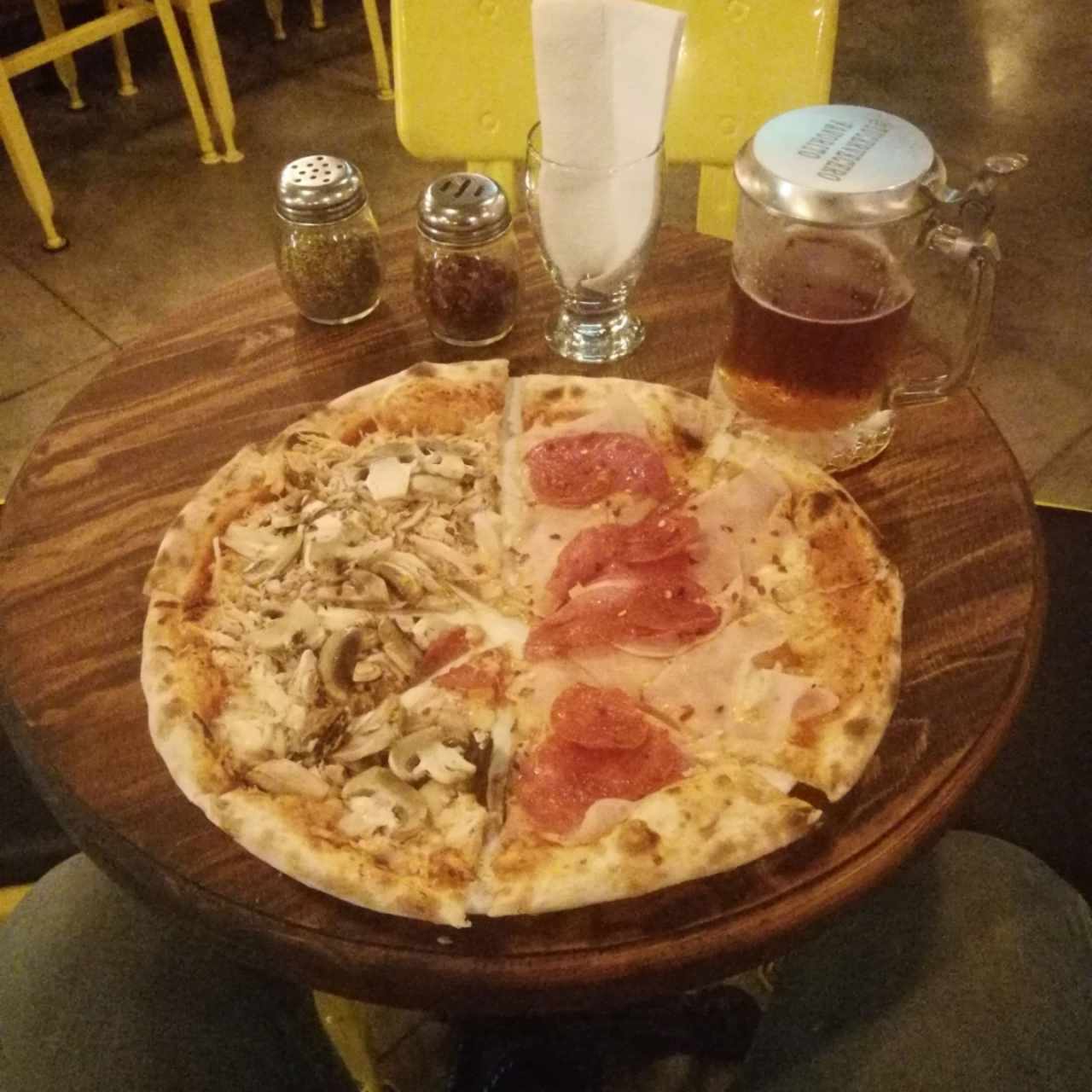 Pizza mitad pollo con champiñones mitad rana dorada con pale ale