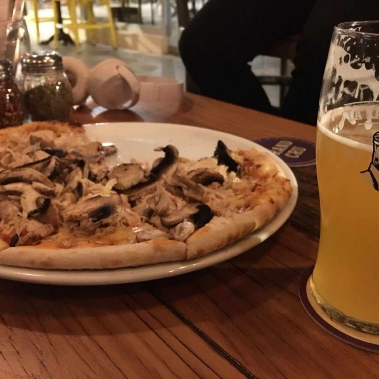 pizza al fogon con cerveza artesanal