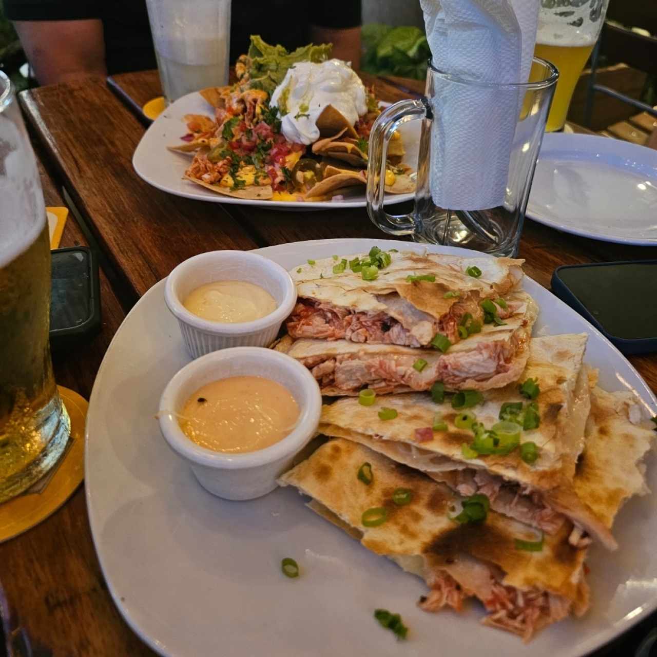 Quesadillas de pollo y nachos.