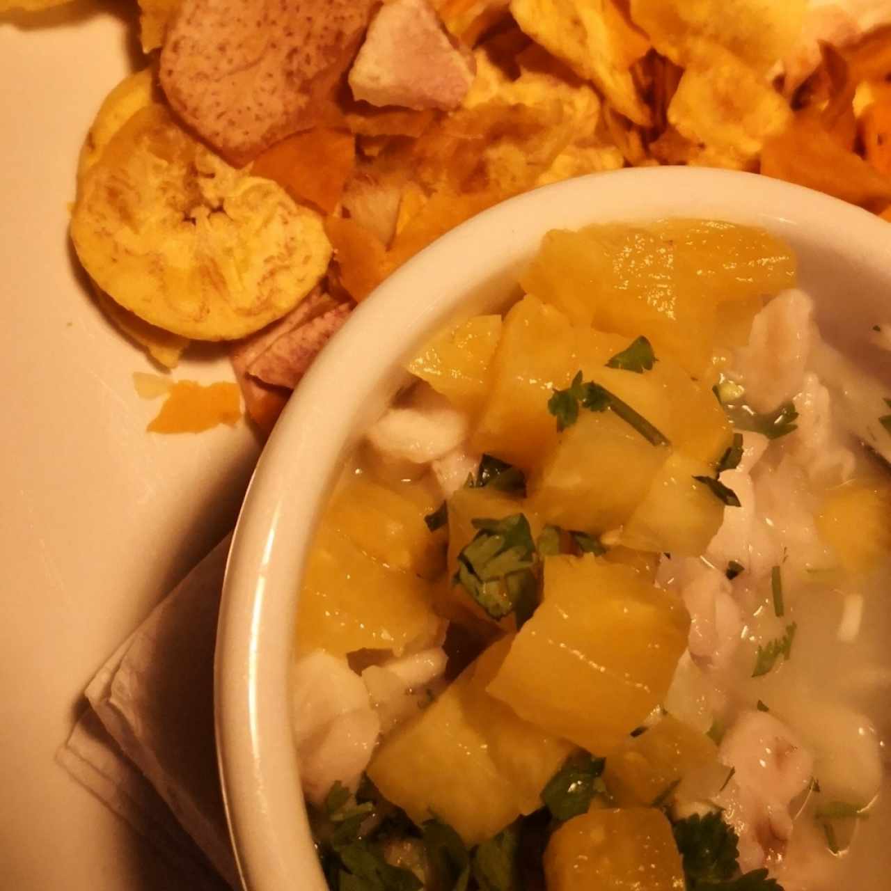 ceviche con chips de la casa