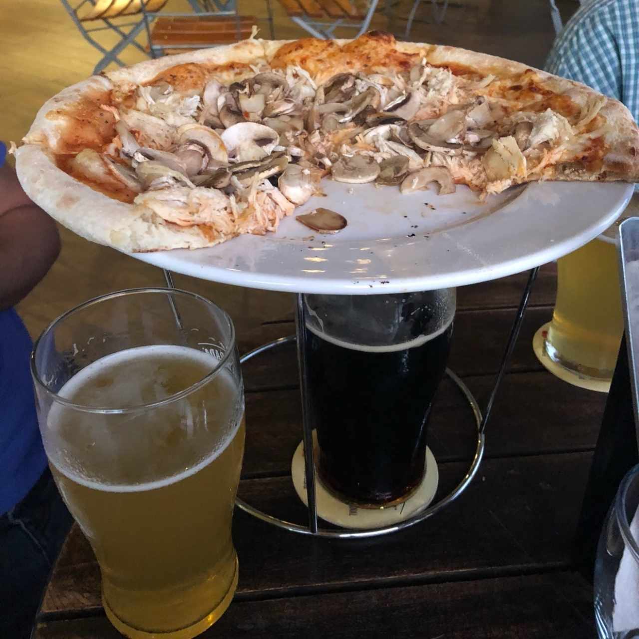 pizza de pollo y hongos.