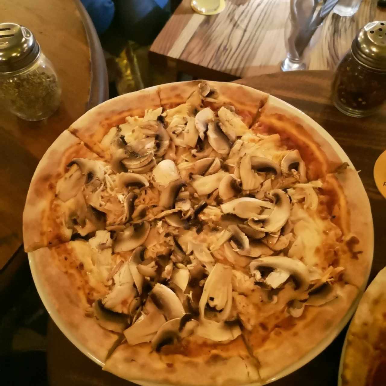 pizza de pollo con hongos