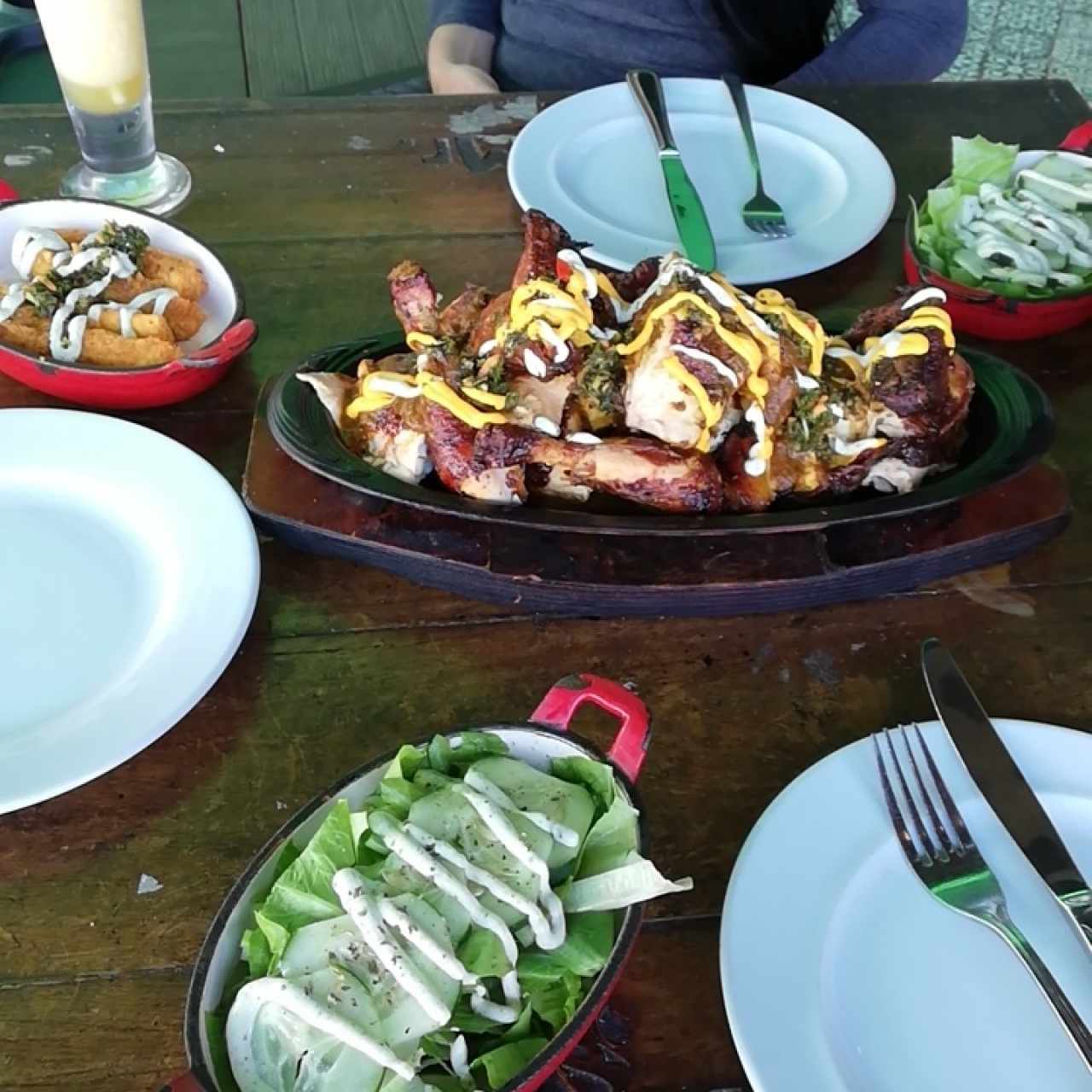 pollo entero. yuca. y ensalada verde