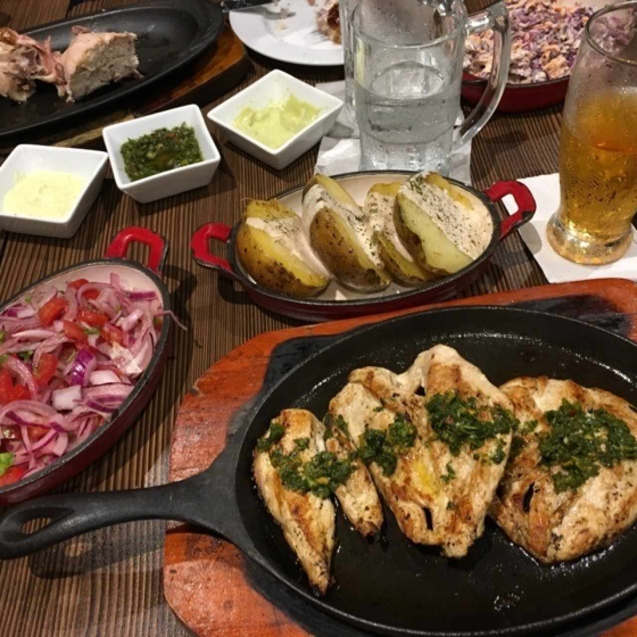 Filete de Pollo Grill con papas asadas bañadas en salsa de bacon y ensalada