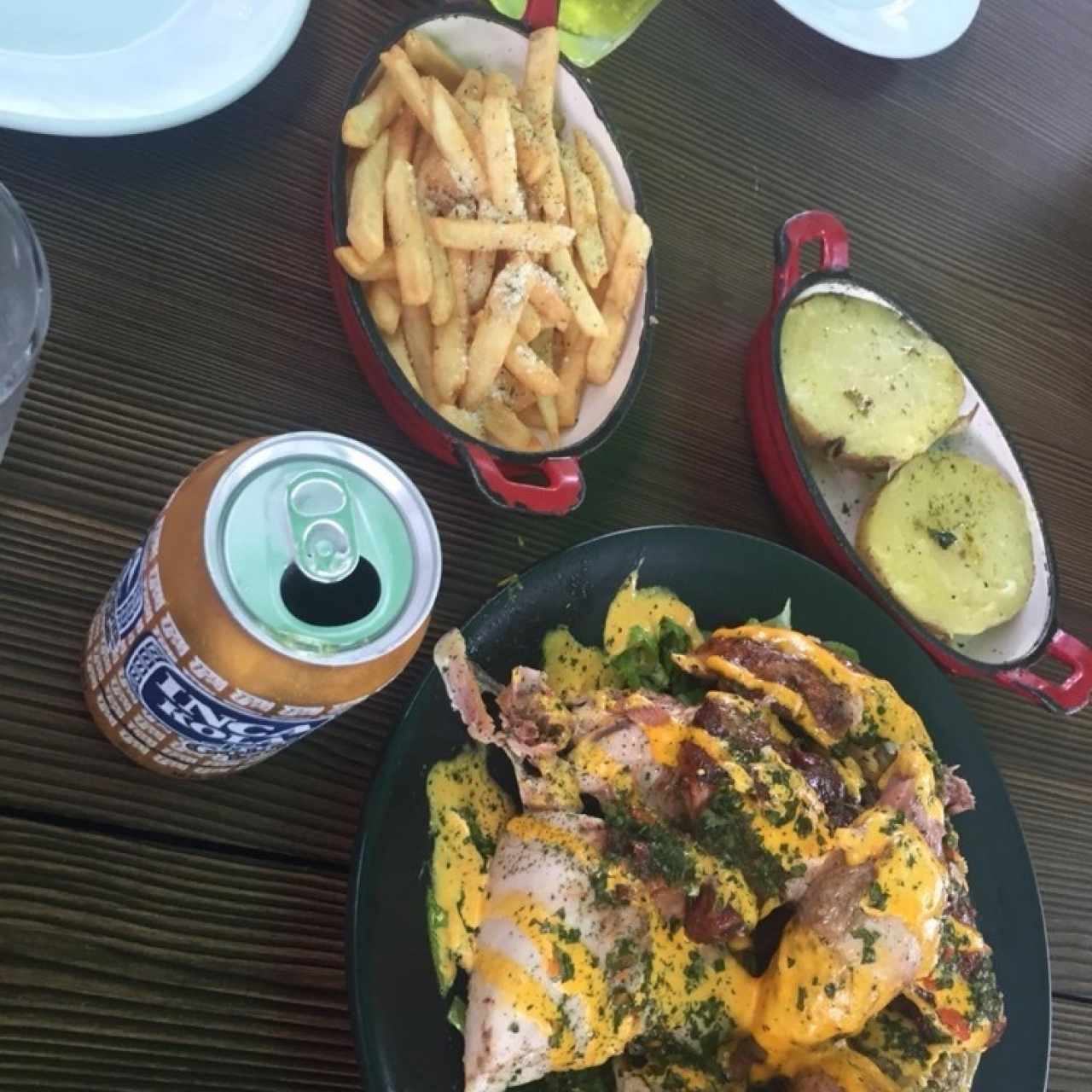 Pollo Entero con Papas herbidas y fritas