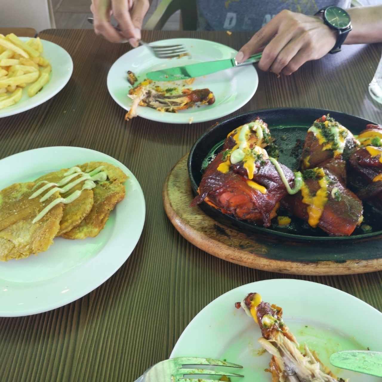 pollo entero con patacones y papas fritas