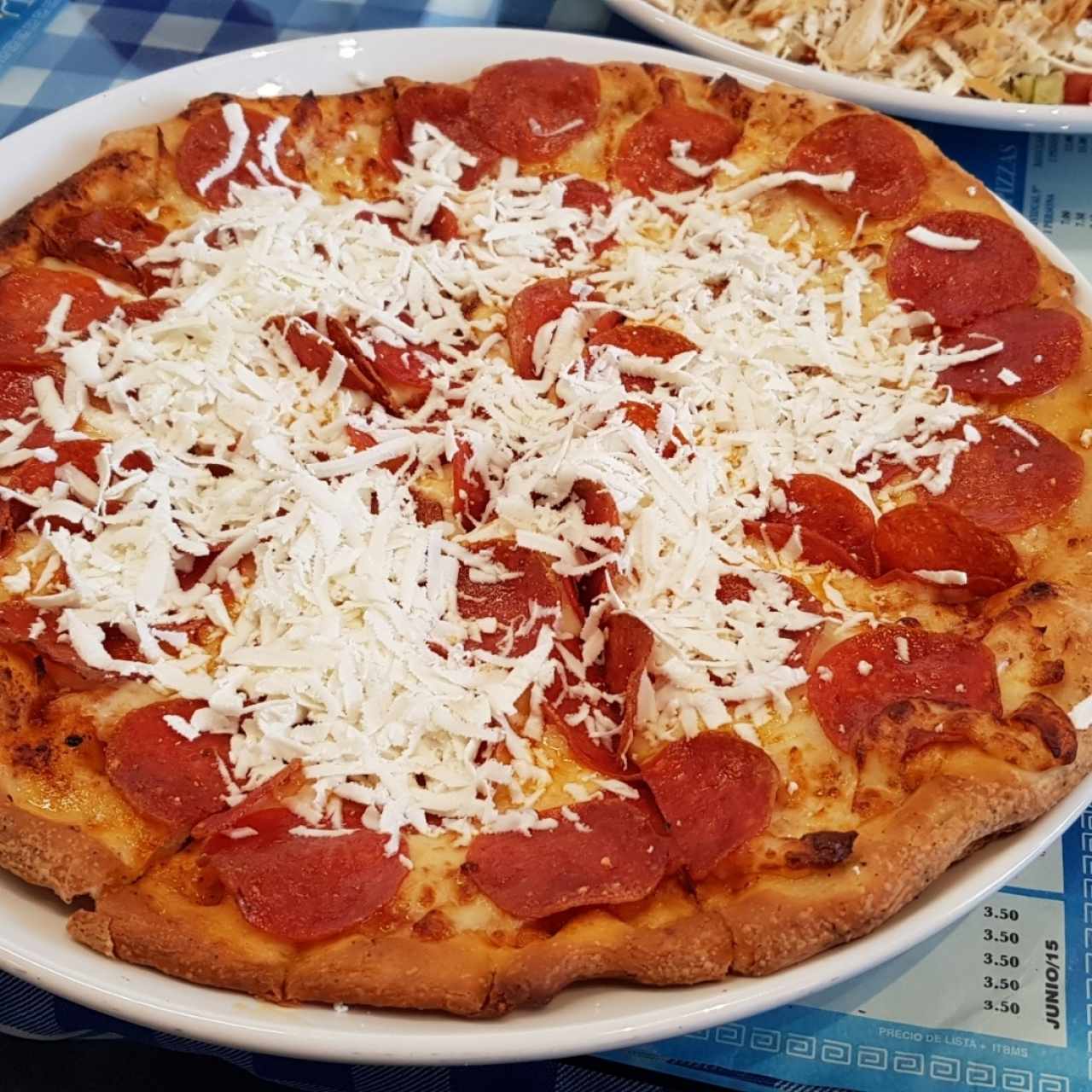 pizza de pepperoni con queso feta al salir del horno