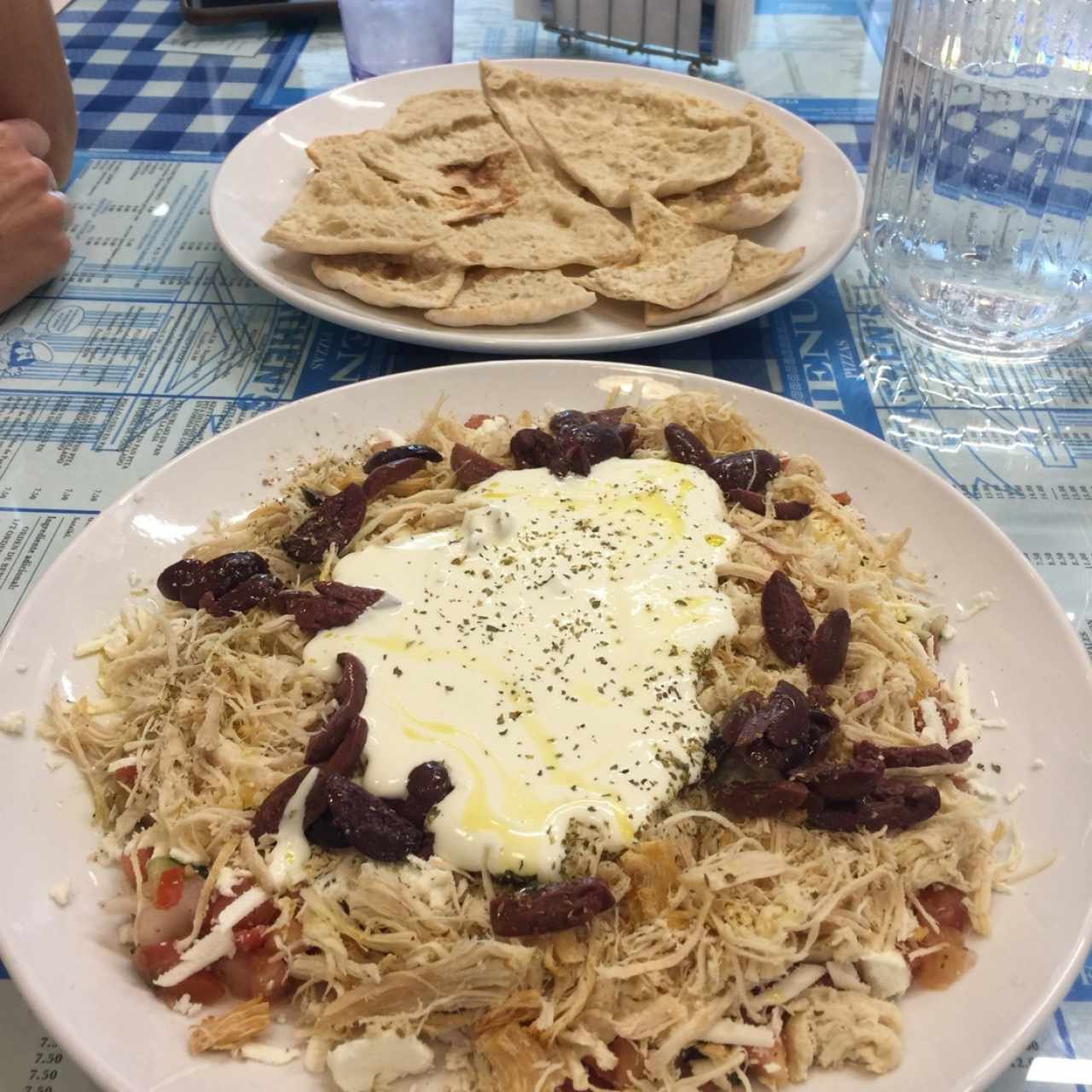 Ladopsomo con satziki y aceitunas negras + pan pita integral tostado