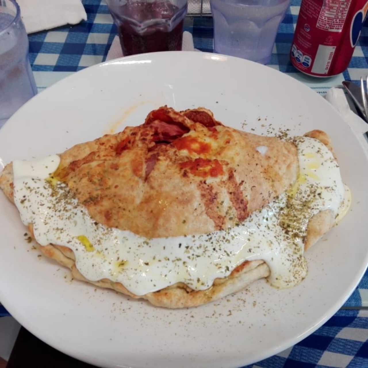 Calzone de peperoni y jamón