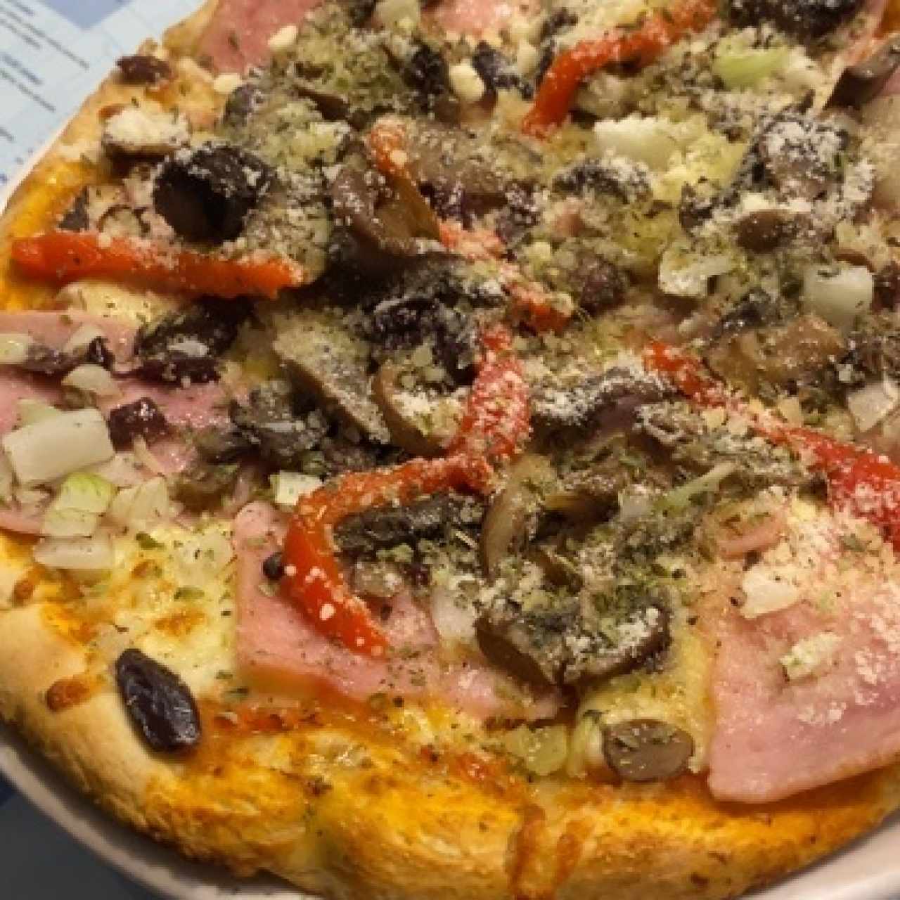 pizza de jamón con hongos