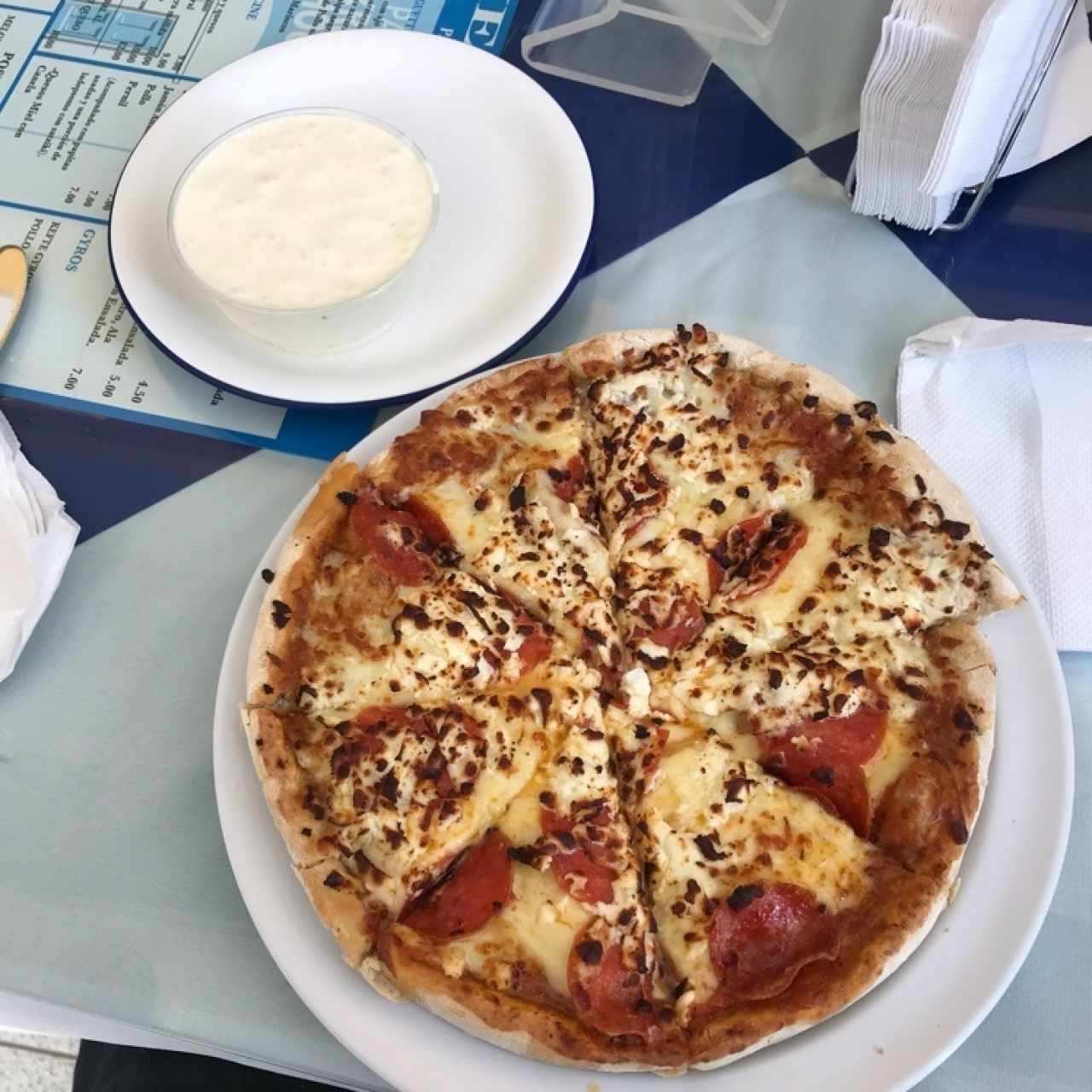 pizza de peperoni con queso feta