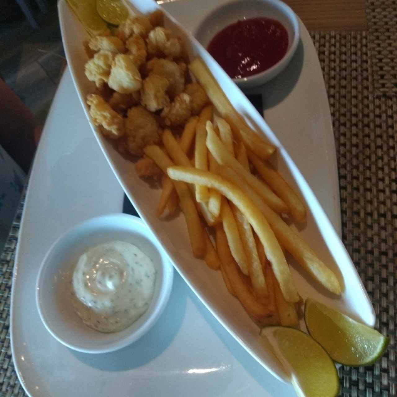 fishnuggets con papitas fritas