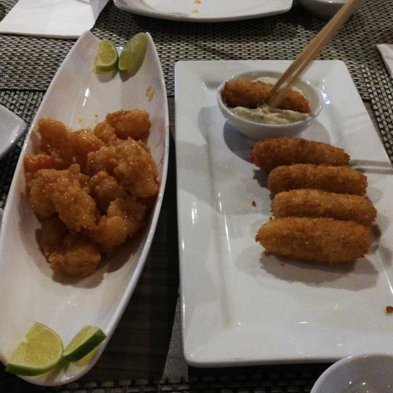 camarones con salsa de miel y dedos de salmon