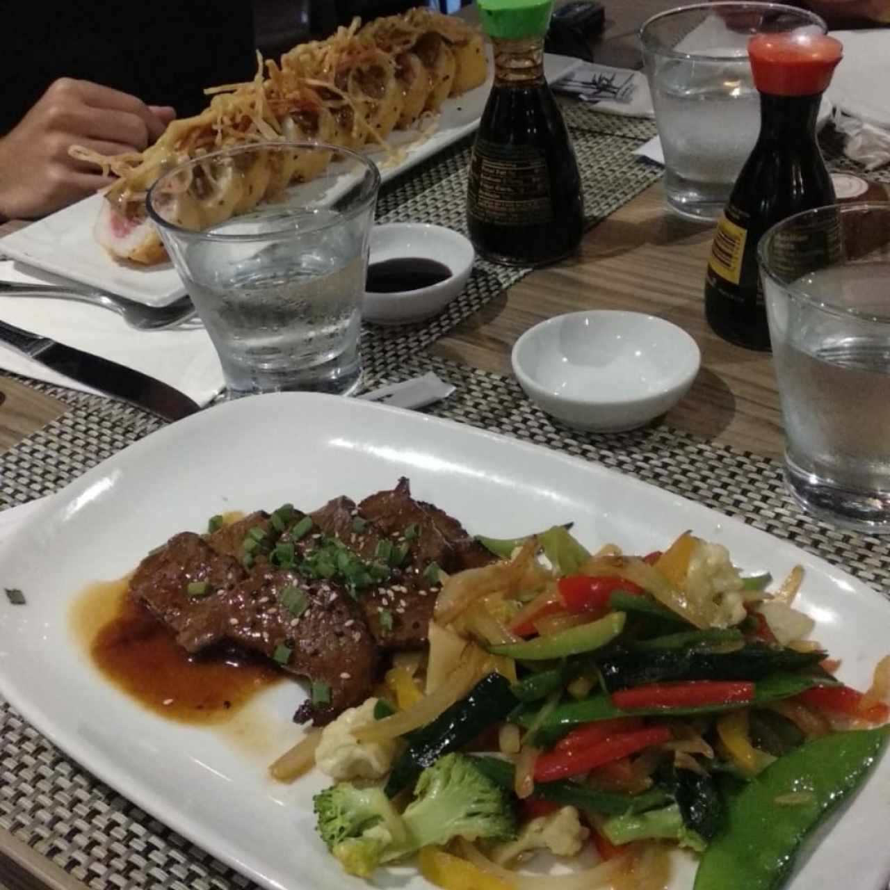 rollo alucinógeno y Teppan de Carne con vegetales. mmmm delicioso.