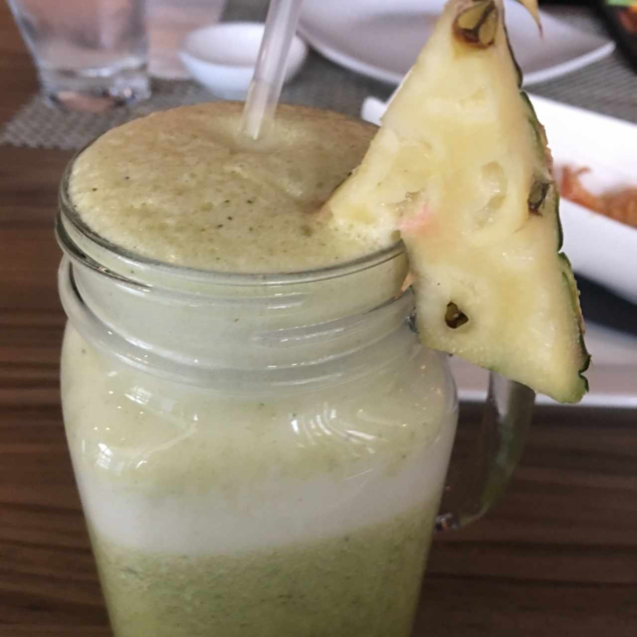 jugo de piña con hierba buena