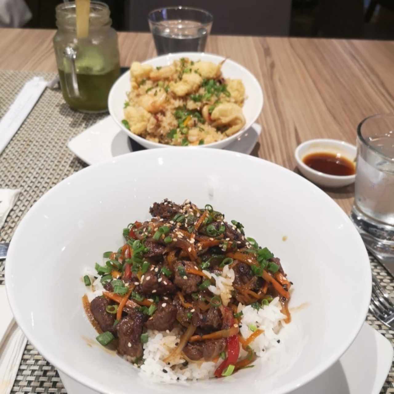 domburi con filete de res salteado y arroz chaufa