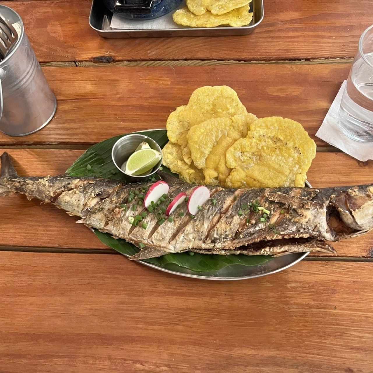 Pescado entero frito con patacones