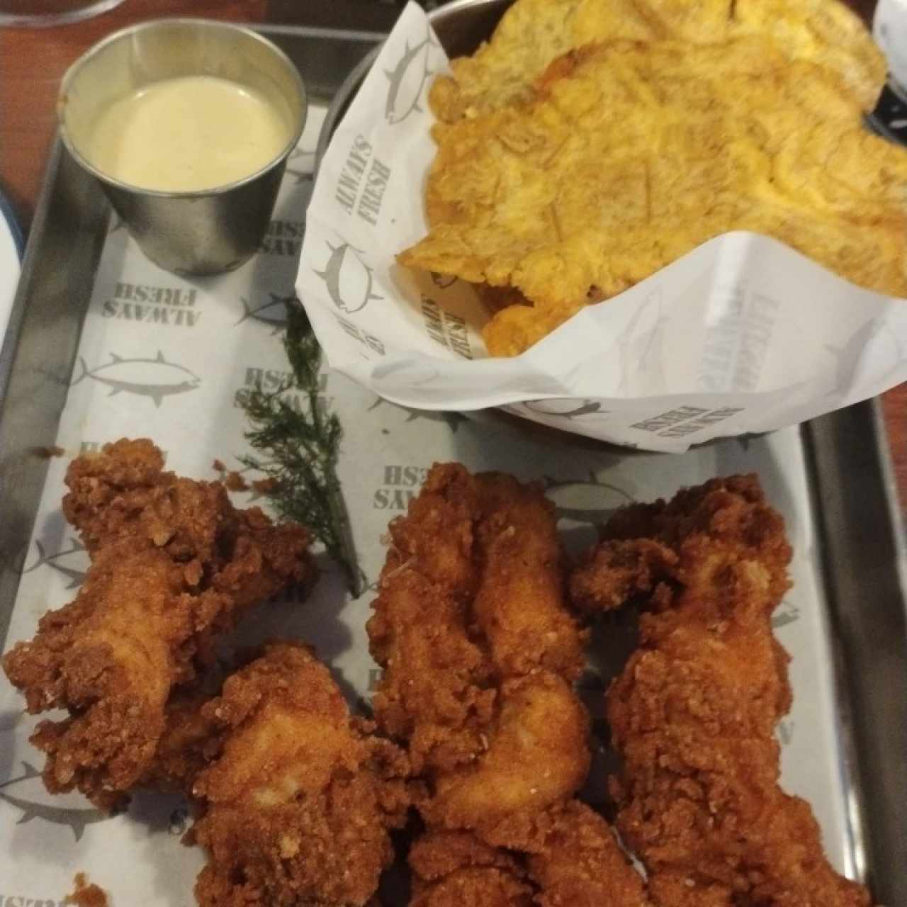 Dedos de pollo con patacones