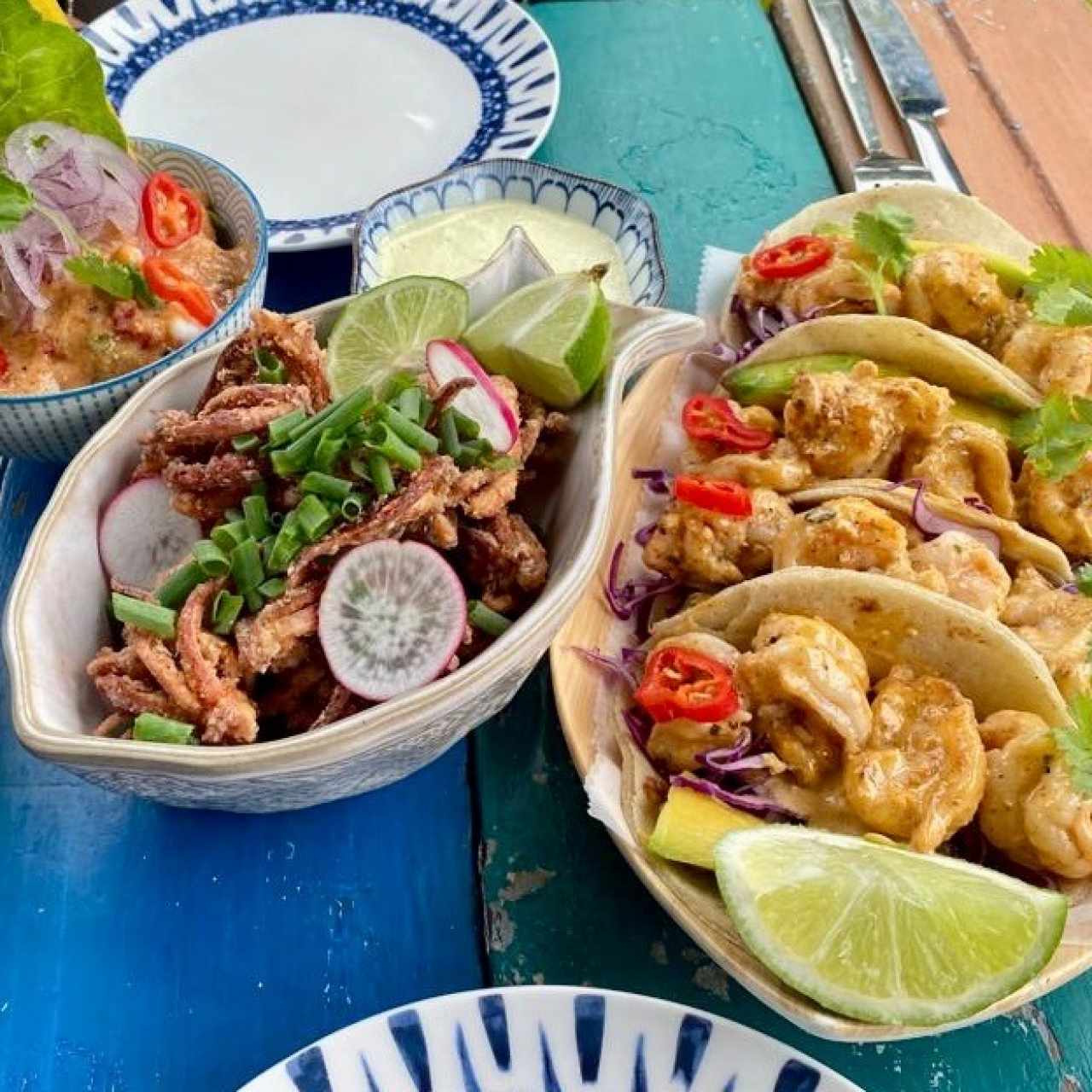 Tacos de camarones, ceviche de camarones y arañitas