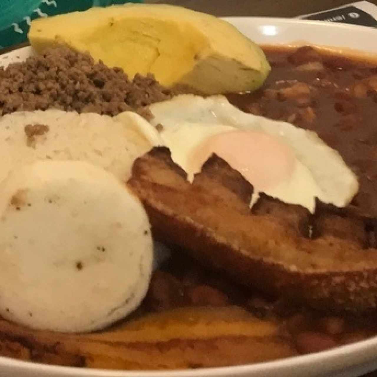 bandeja paisa con frijoles deliciosos