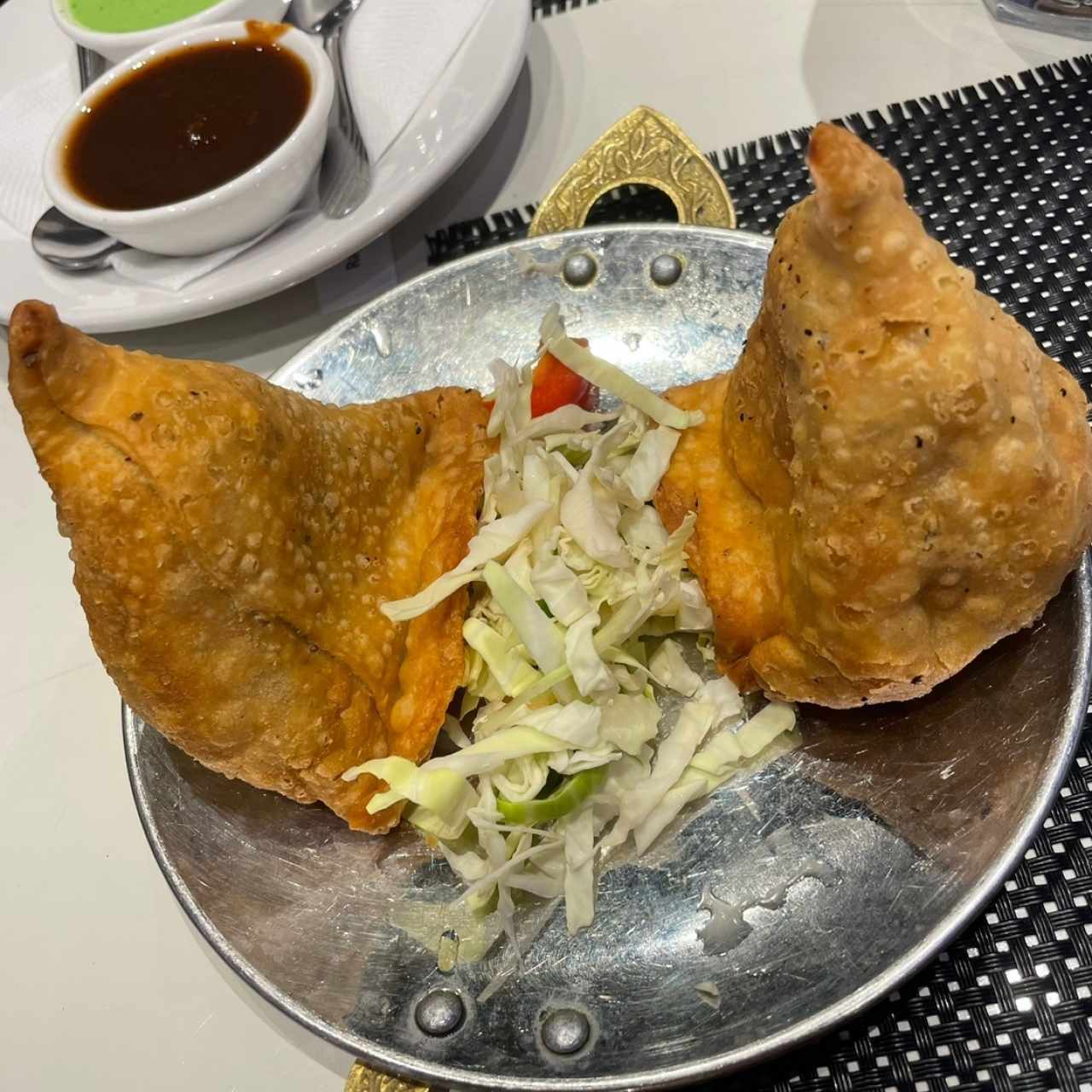 STARTERS VEGETARIAN - SAMOSA (2 PIECES)