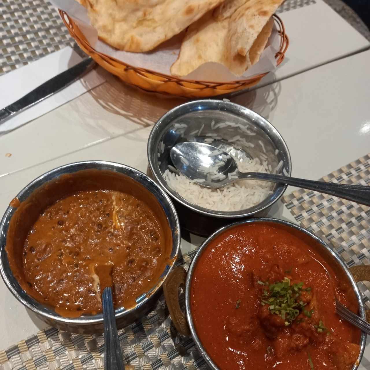 Ghost dal Cordero, Dal Makhani, arroz basmati y butter Naan