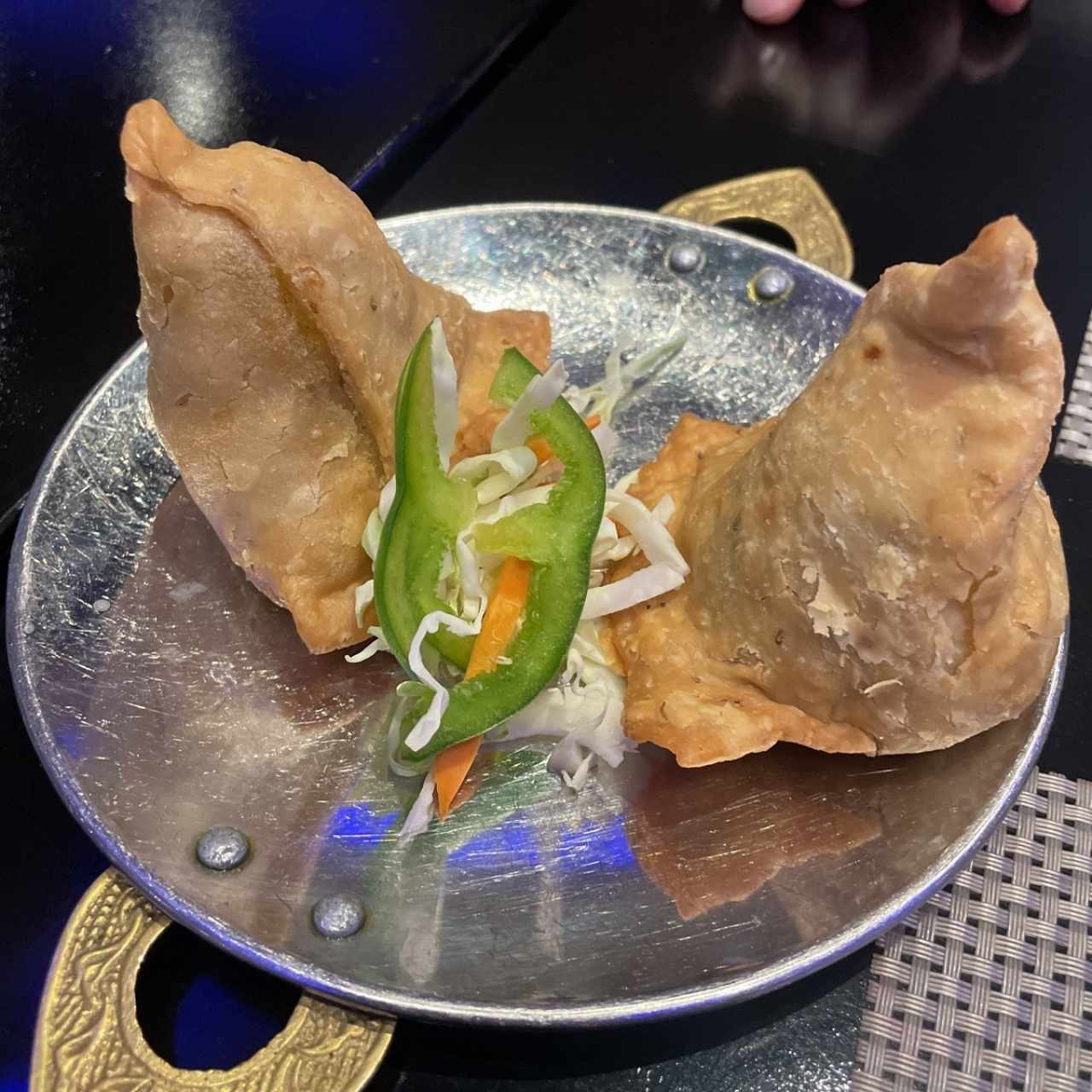 STARTERS VEGETARIAN - SAMOSA (2 PIECES)