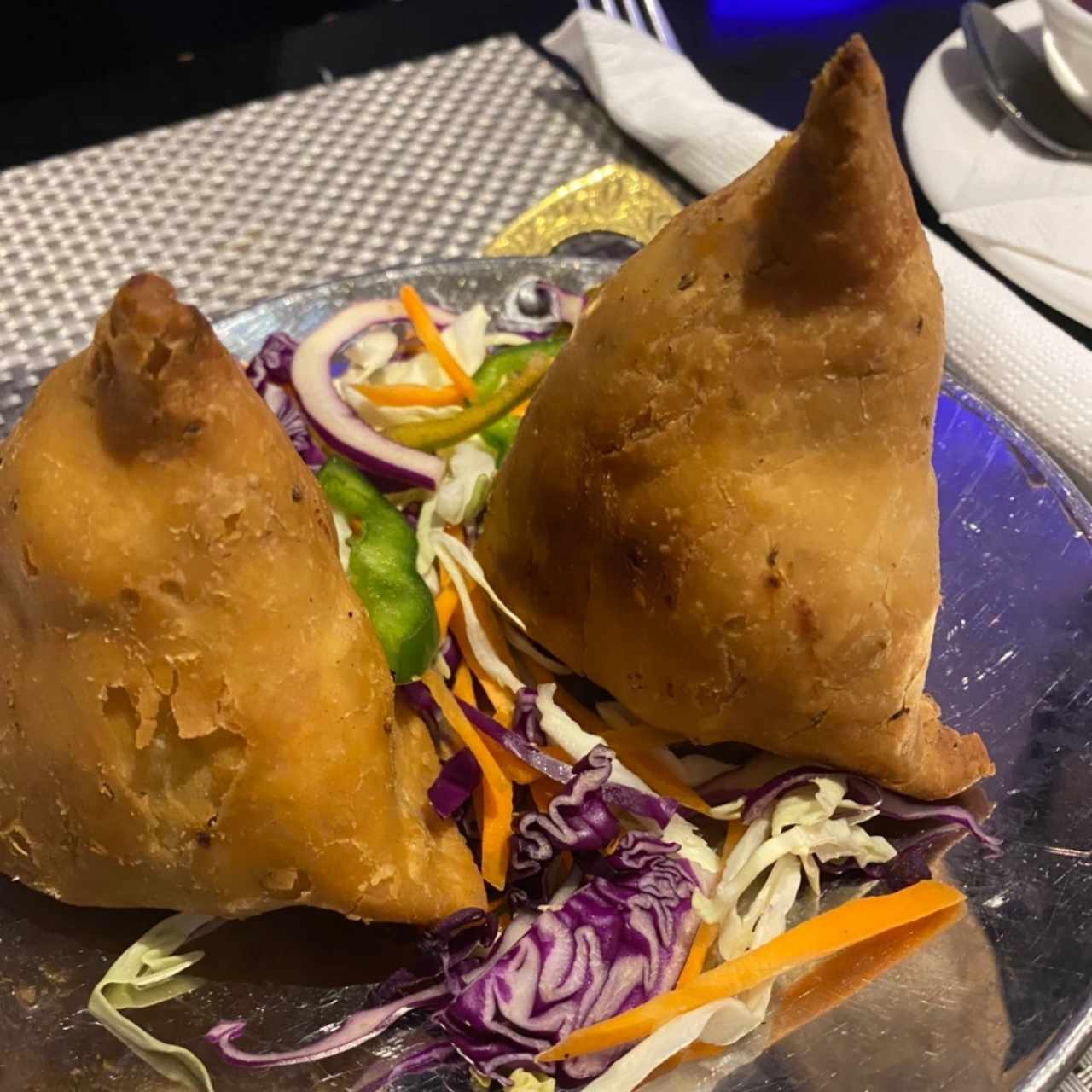 STARTERS VEGETARIAN - SAMOSA (2 PIECES)