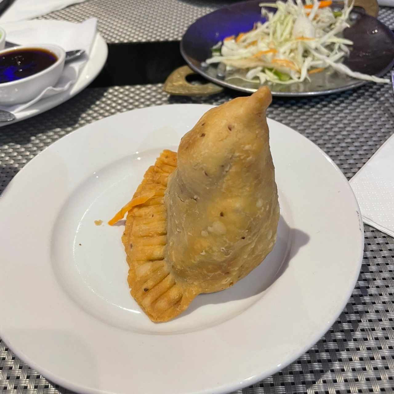 STARTERS VEGETARIAN - SAMOSA (2 PIECES)