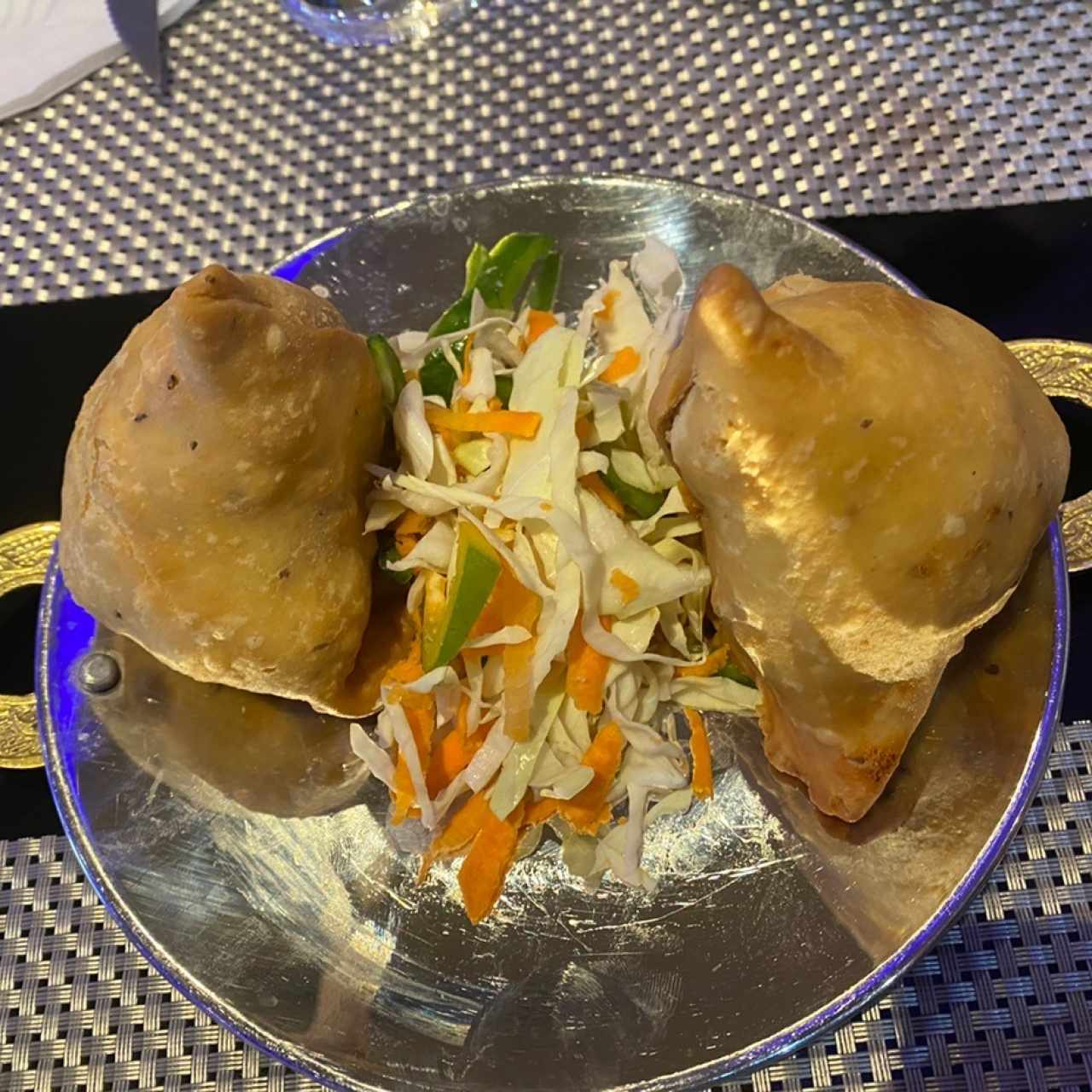 STARTERS VEGETARIAN - SAMOSA (2 PIECES)