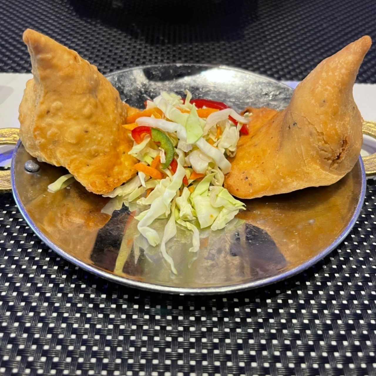 STARTERS VEGETARIAN - SAMOSA (2 PIECES)