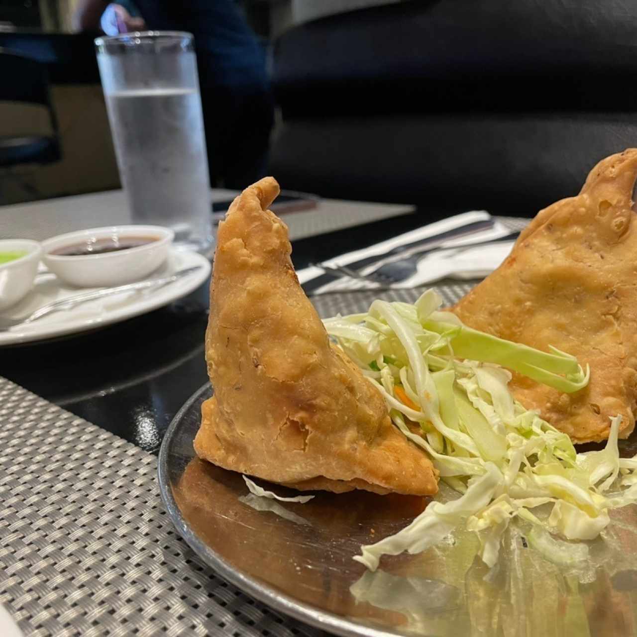 STARTERS VEGETARIAN - SAMOSA (2 PIECES)