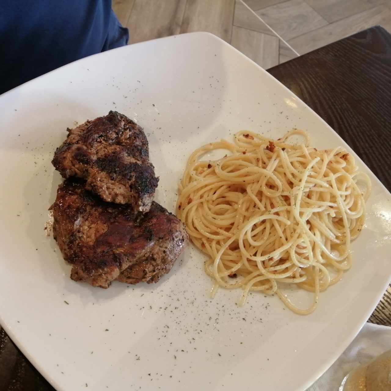 Filete de Res a la plancha con spaguetti al óleo 