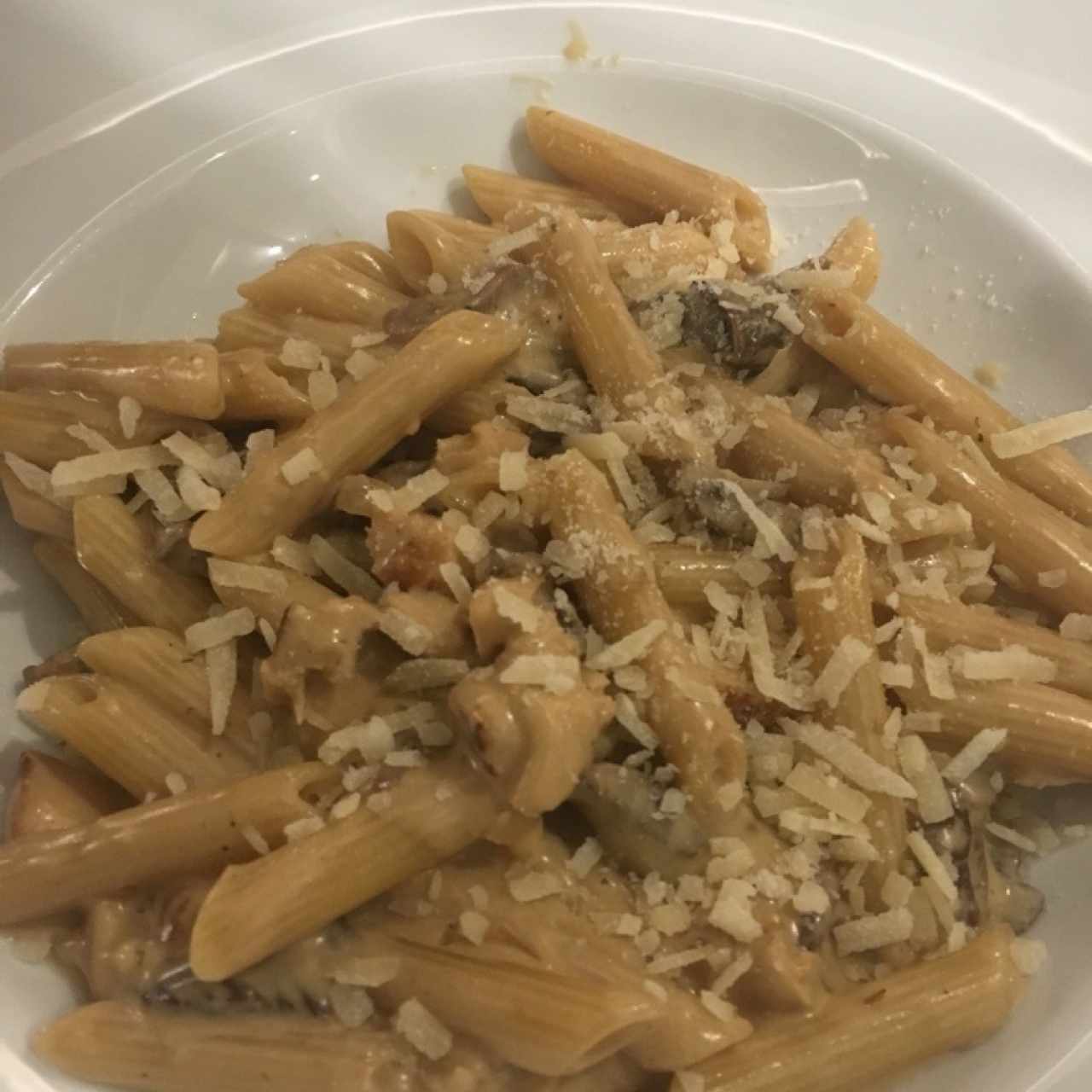 Penne con pollo y hongos