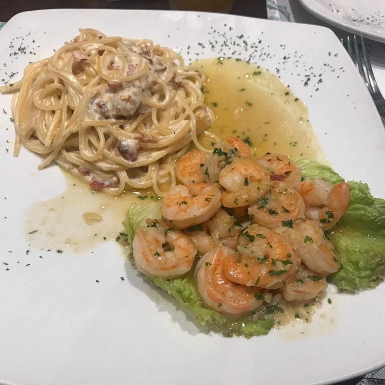 Spaghetti a la carbonara con camarones al ajillo 