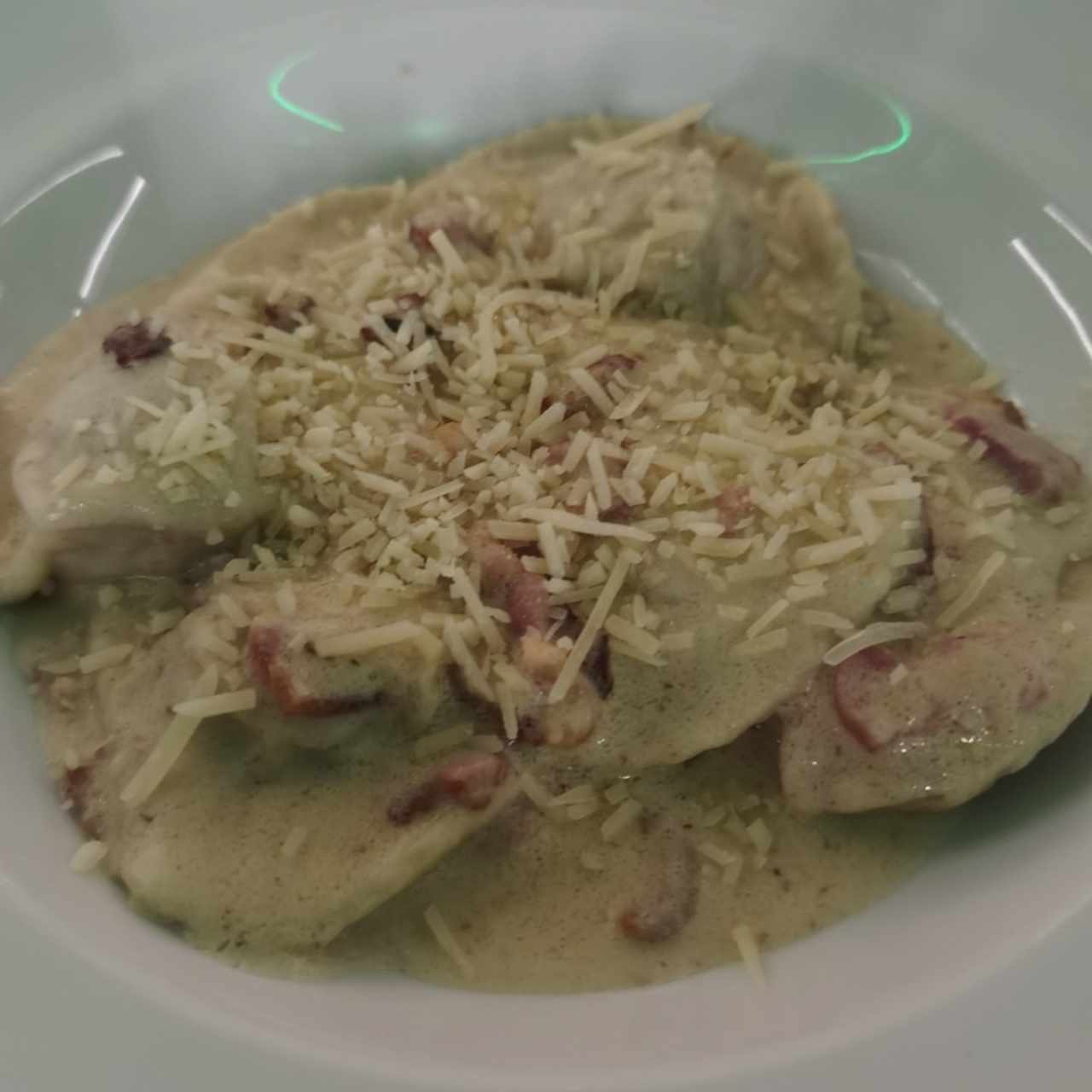 Ravioli de pollo en salsa carbonara.