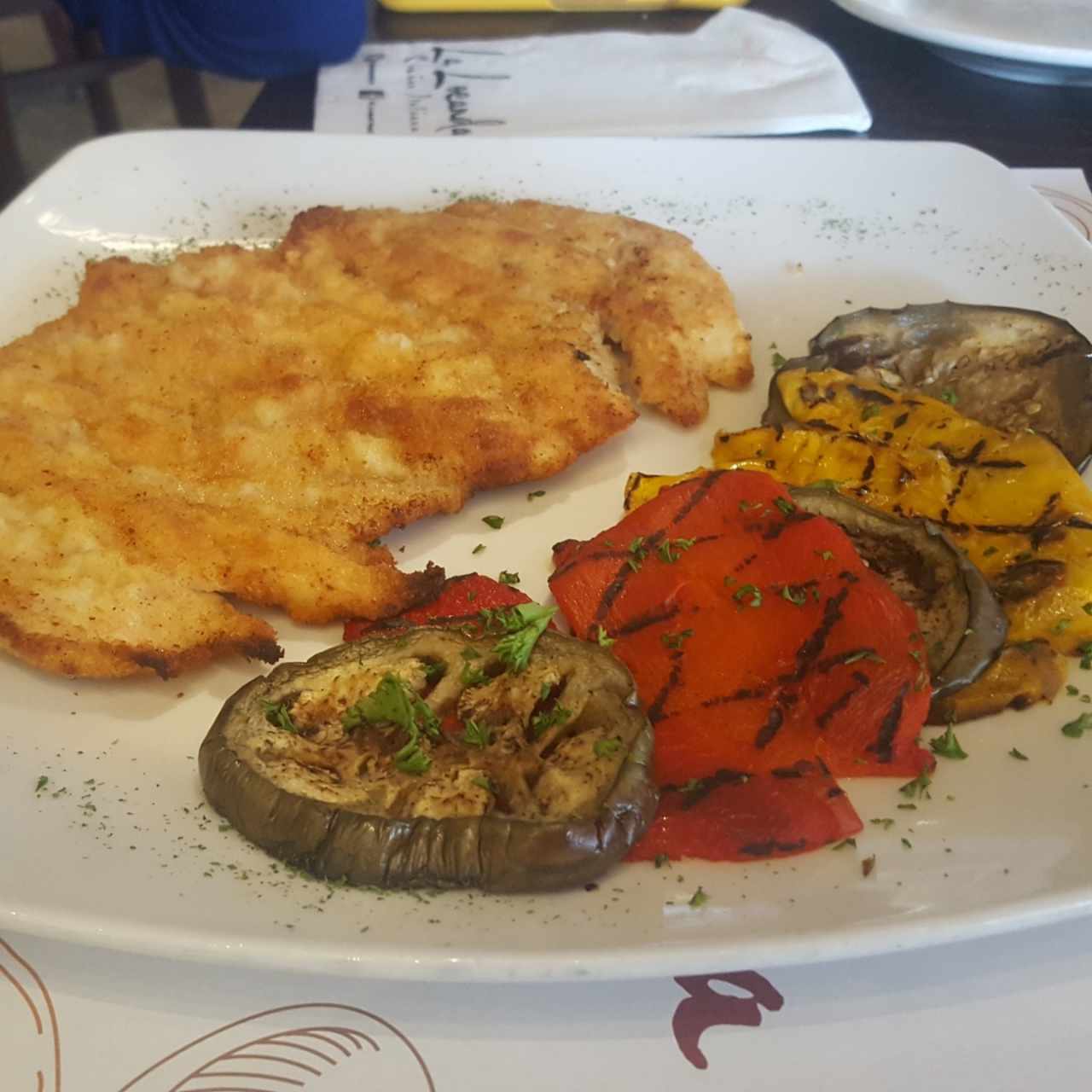 Milanesa de pollo y vegetales. 