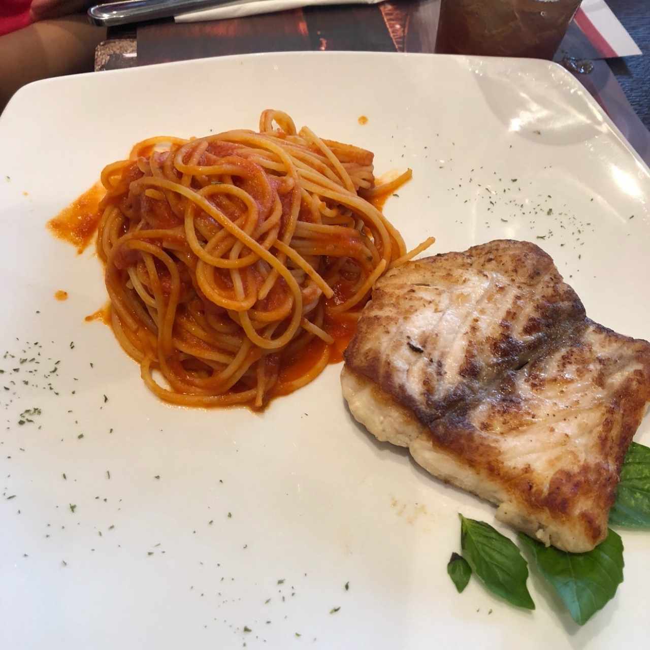 filete de corvina a la plancha con espaguetti pomodoro