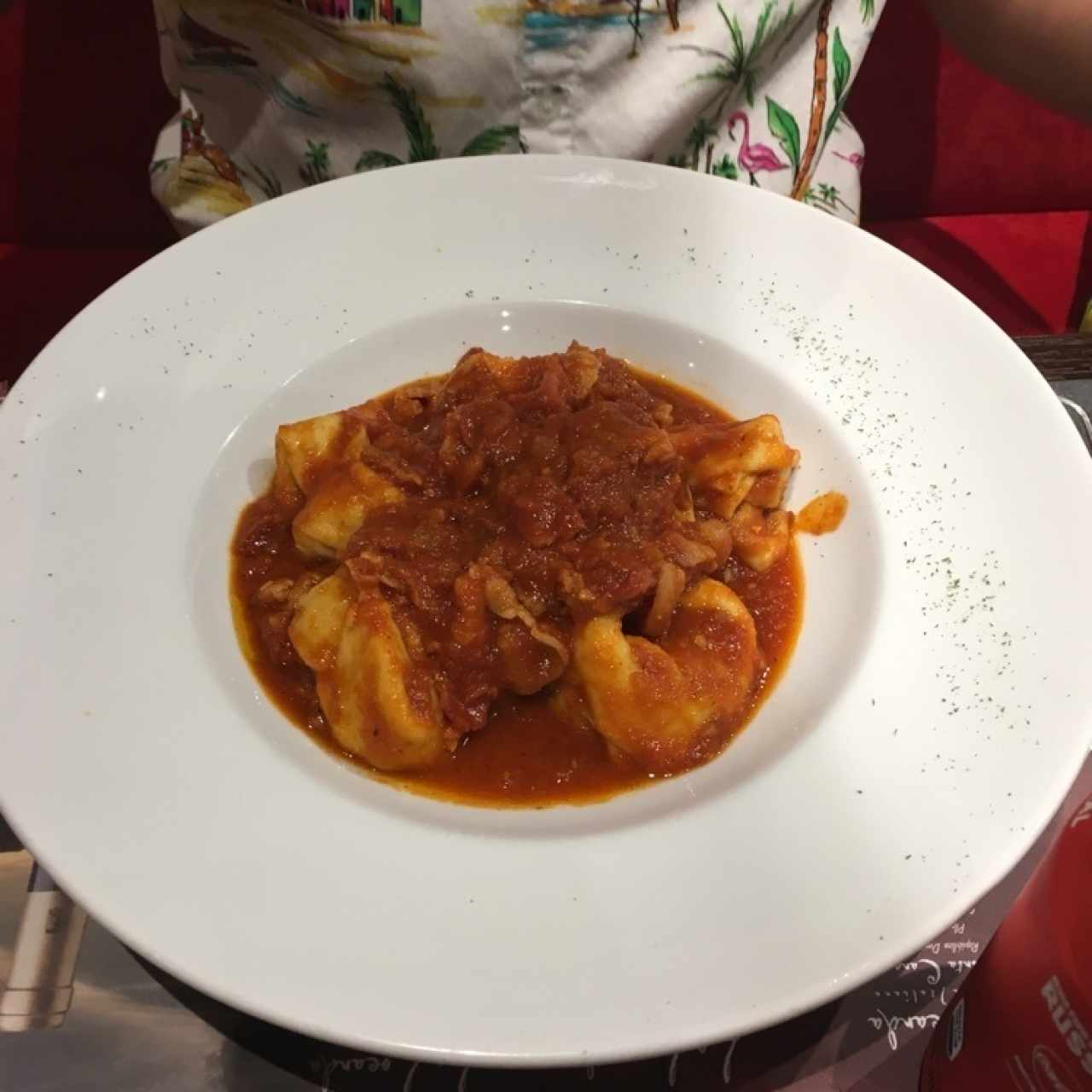 ravioles con salsa amatricciana