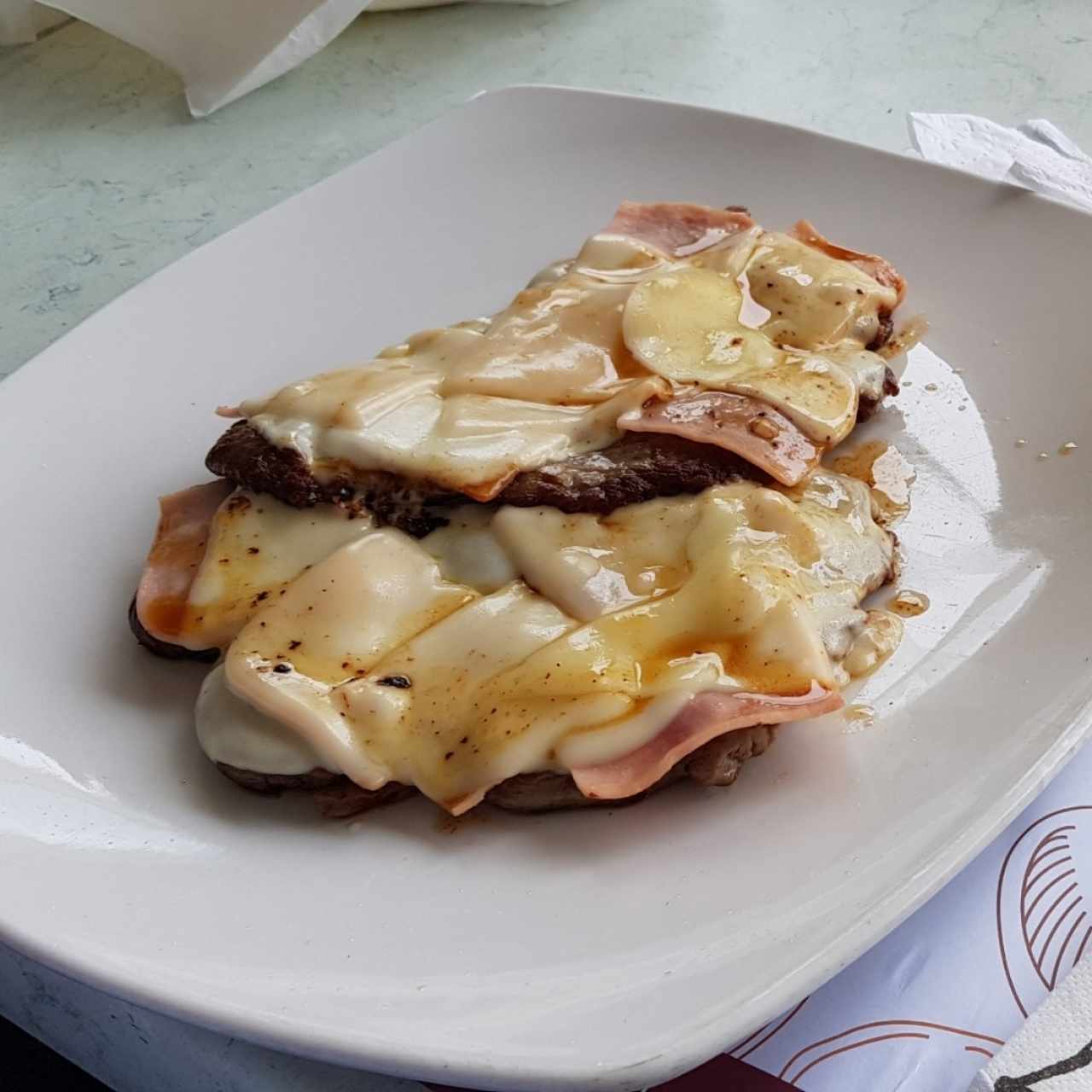 Filete Valdostanacon jamón y Provolone - $21.00