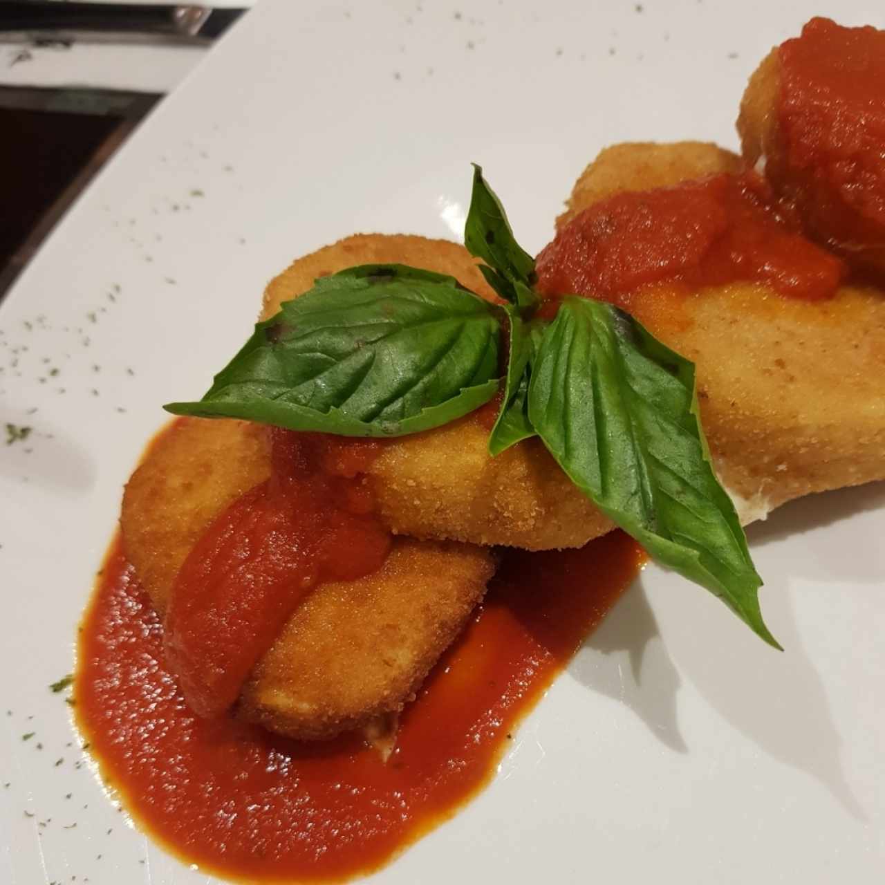 mozarella frita con salsa bolognesa