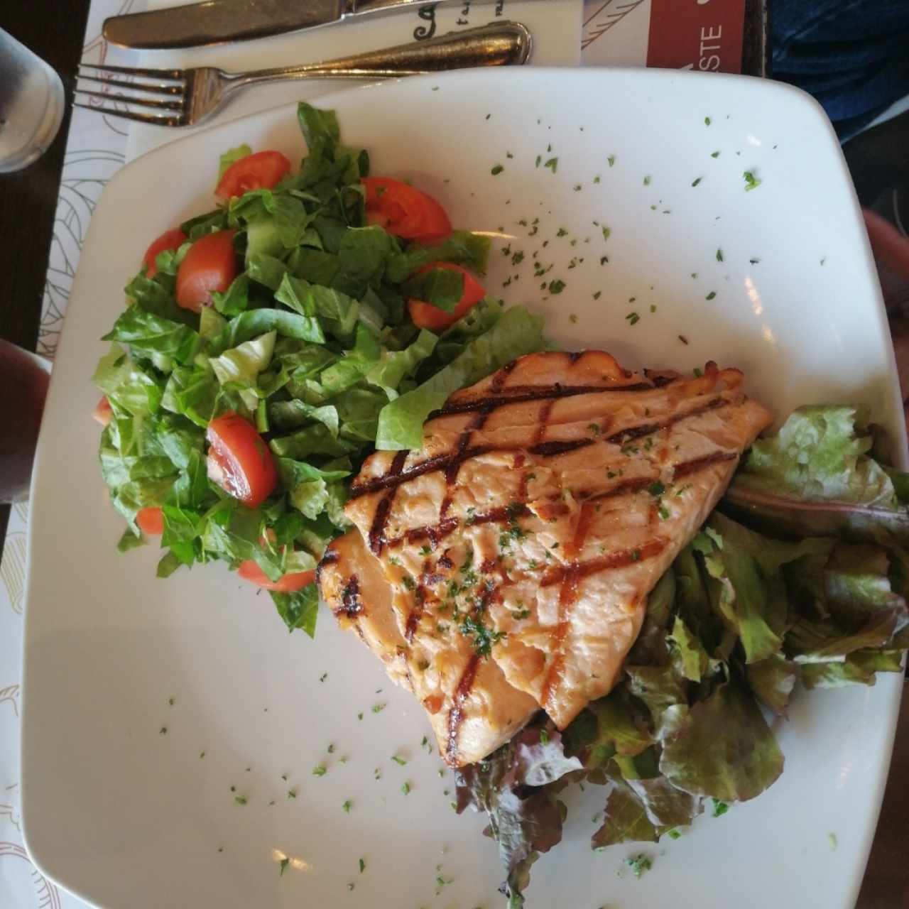 Salmon al grill con ensalada