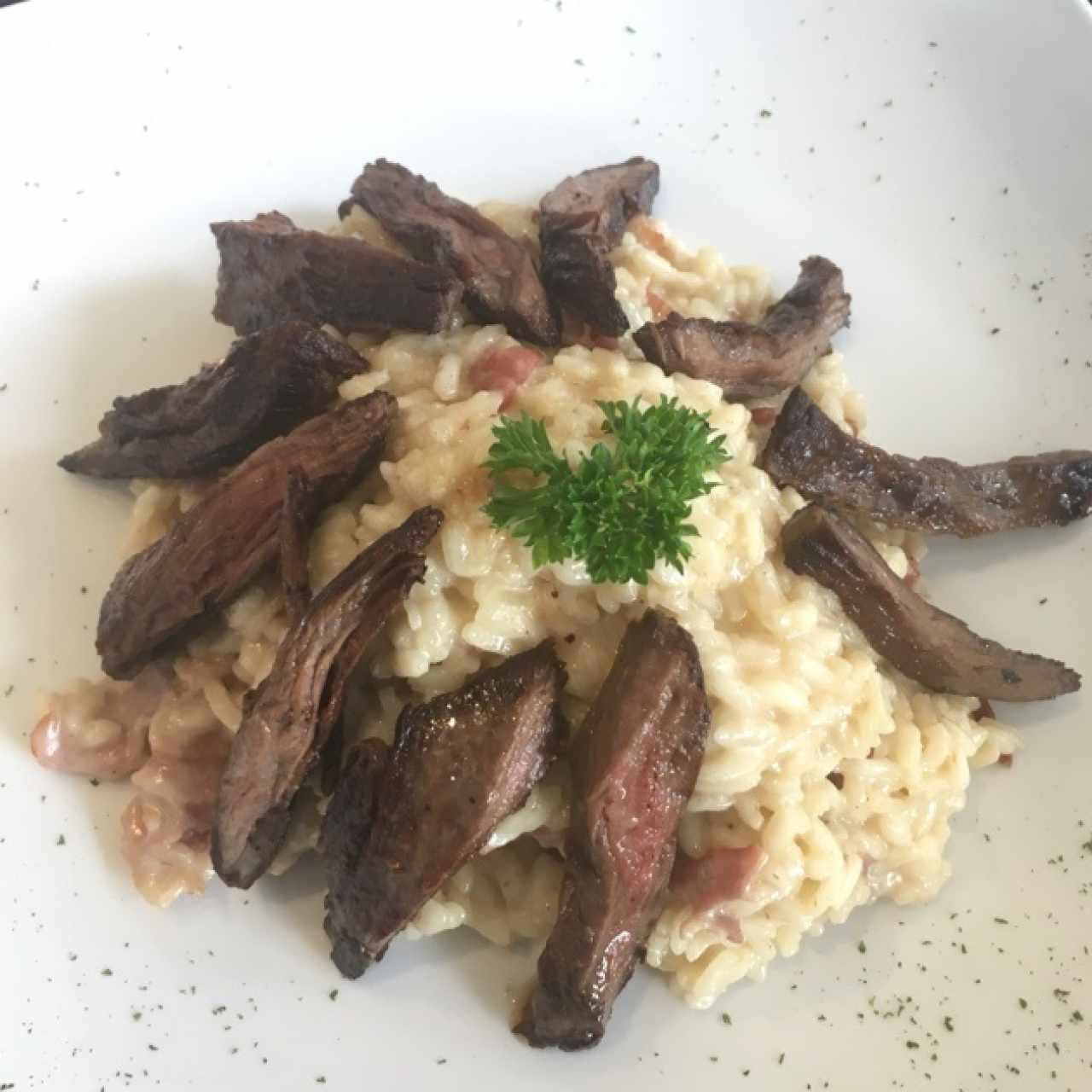 entraña importada con risotto a la parmesana