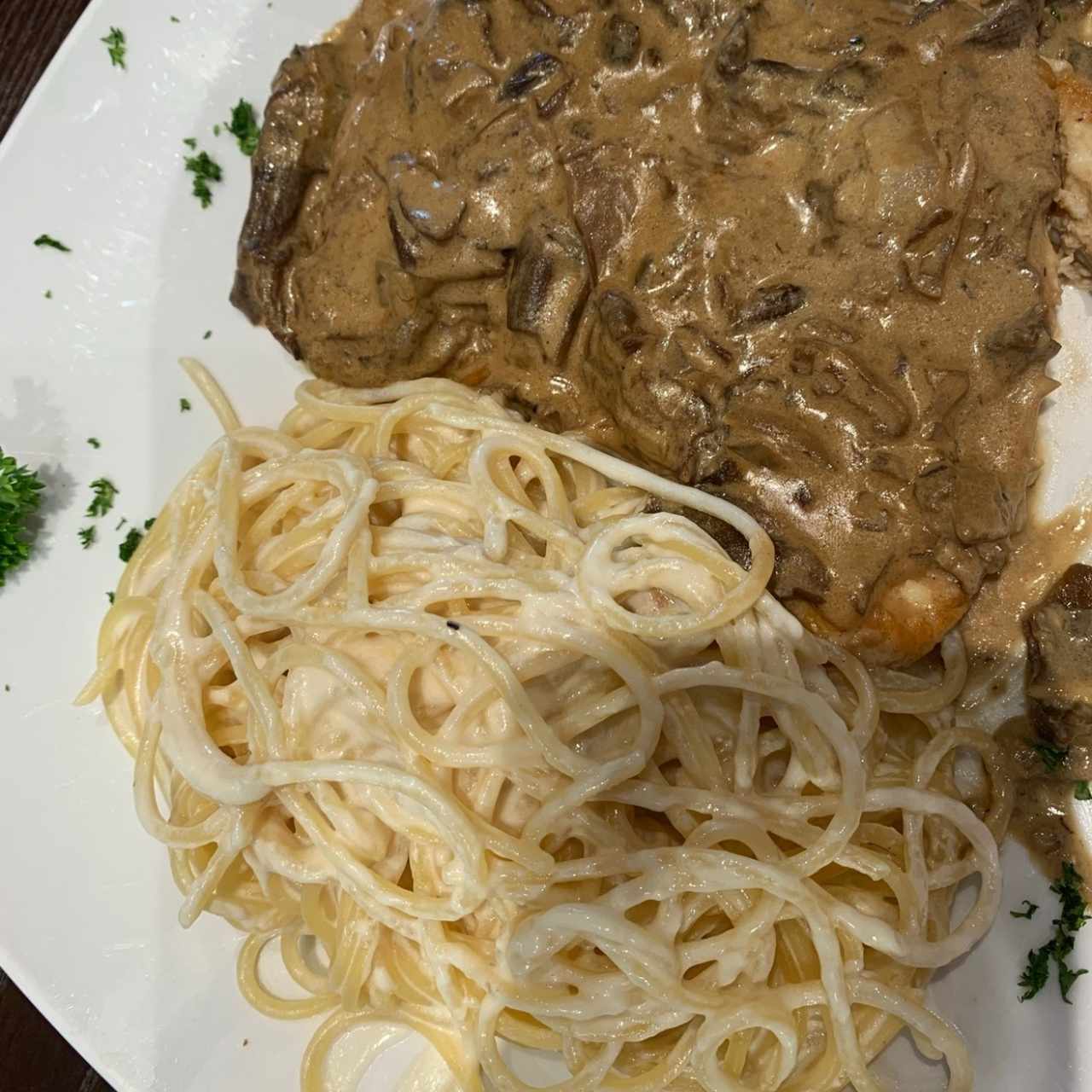 Pechuga Porcini acompañado de spaguetti carbonara