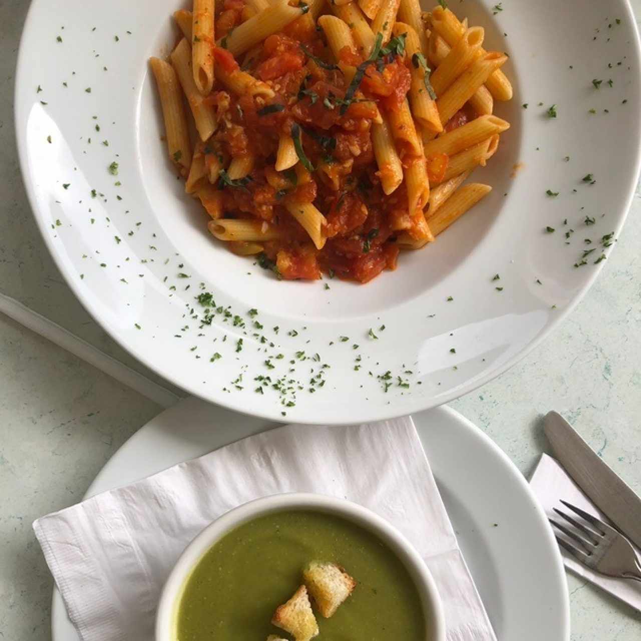 Sopa de brocoli y penne al formaggio 