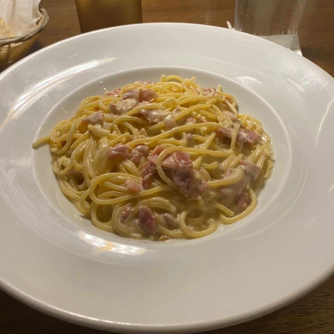 Spaguetti en salsa carbonara.