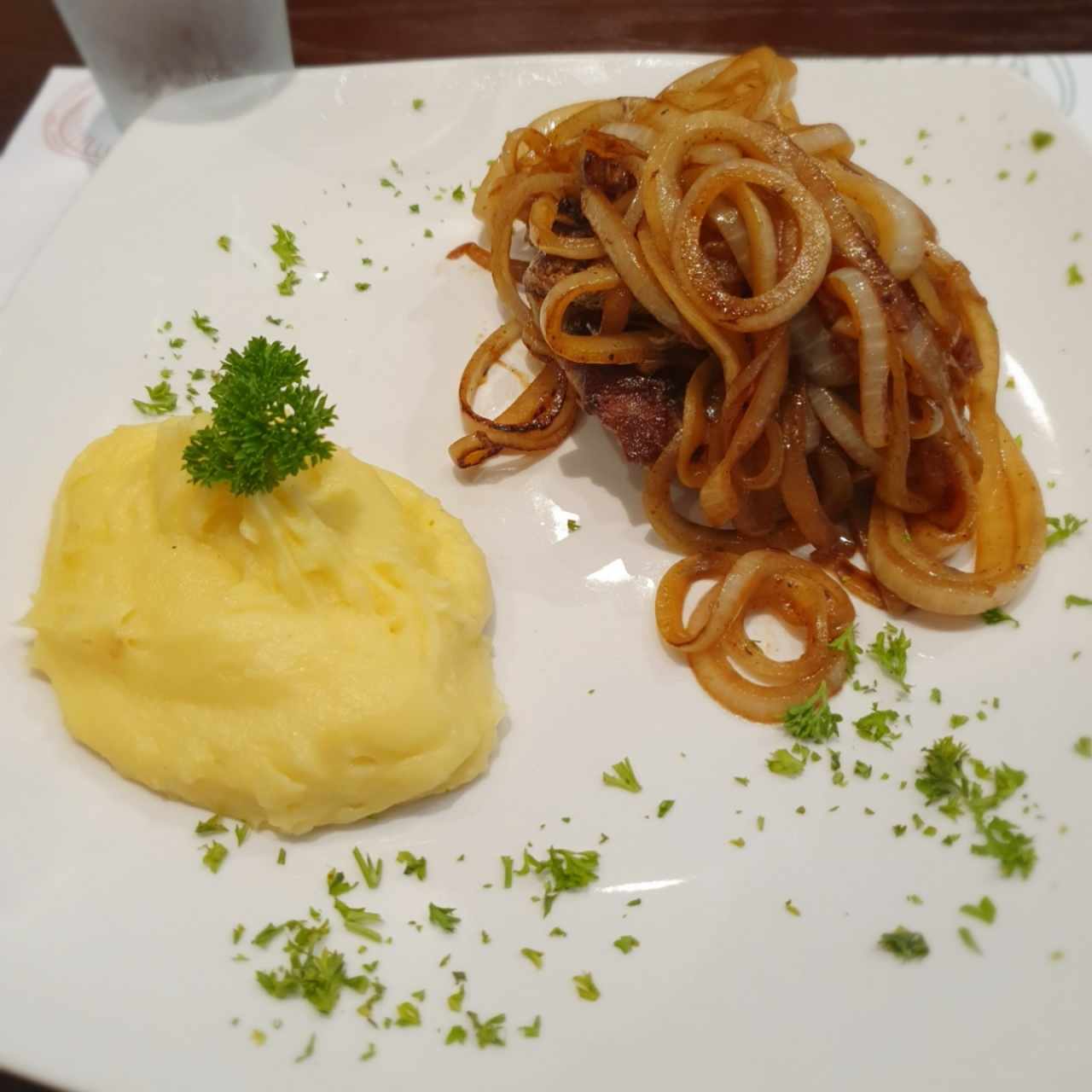 bistec encebollado